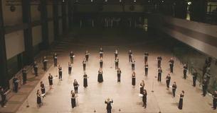 40 Socially-Distanced Singers Performing ‘Spem In Alium’ At The Tate Modern Is Thouroughly Inspiring 40 Socially-Distanced Singers Performing ‘Spem In Alium’ At The Tate Modern Is Thouroughly Inspiring