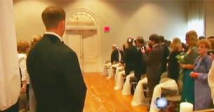 Noiva paralisada da cintura para baixo entra na igreja e convidados do casamento vão aos prantos Noiva paralisada da cintura para baixo entra na igreja e convidados do casamento vão aos prantos