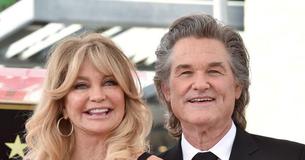 Goldie Hawn stellt Fans den neuen Welpen von ihr und ihrem Schatz Kurt Russell vor - der Name des Hundes könnte ein Hinweis auf Overboard sein Goldie Hawn stellt Fans den neuen Welpen von ihr und ihrem Schatz Kurt Russell vor - der Name des Hundes könnte ein Hinweis auf Overboard sein