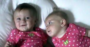 Mamãe coloca gêmeas para dormir, mas preste atenção na bebê da direita Mamãe coloca gêmeas para dormir, mas preste atenção na bebê da direita
