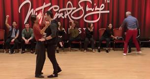 Un couple a osé danser le swing sur un air de « Macarena » et a cassé la baraque avec ses mouvements Un couple a osé danser le swing sur un air de « Macarena » et a cassé la baraque avec ses mouvements