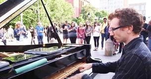 Pianist Pushes 800-Pound Piano Through Manhattan To Play For Free — And The City Adores Him For It Pianist Pushes 800-Pound Piano Through Manhattan To Play For Free — And The City Adores Him For It
