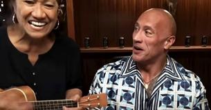 Dwayne Johnsons Mutter bricht sein Jimmy Fallon Interview ab, indem sie anfängt Ukulele zu spielen Dwayne Johnsons Mutter bricht sein Jimmy Fallon Interview ab, indem sie anfängt Ukulele zu spielen