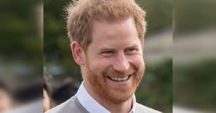 Der junge Prinz Philip und Prinz Harry sehen auf königlichen Fotos wie Zwillinge aus Der junge Prinz Philip und Prinz Harry sehen auf königlichen Fotos wie Zwillinge aus