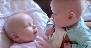 Des bébés ont leur première conversation ensemble et leur échange fait fondre les cœurs Des bébés ont leur première conversation ensemble et leur échange fait fondre les cœurs