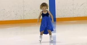 Une fille de 3 ans fait une performance de patinage artistique sur une comptine laissant le public bouche bée Une fille de 3 ans fait une performance de patinage artistique sur une comptine laissant le public bouche bée