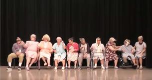 Neuf « mamies » se réunissent sur scène et le public perd la tête alors qu'un grand-père les rejoint Neuf « mamies » se réunissent sur scène et le public perd la tête alors qu'un grand-père les rejoint