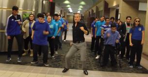 Un professeur de théâtre de Dallas inspire ses élèves en chorégraphiant une danse sur du « Uptown Funk » Un professeur de théâtre de Dallas inspire ses élèves en chorégraphiant une danse sur du « Uptown Funk »
