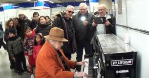 Une femme s'assoit sur le piano public d'une gare et impressionne un célèbre pianiste avec sa performance Une femme s'assoit sur le piano public d'une gare et impressionne un célèbre pianiste avec sa performance