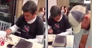 Homem sem-teto contava moedas para comprar comida quando três jovens colocam sacolas aos seus pés Homem sem-teto contava moedas para comprar comida quando três jovens colocam sacolas aos seus pés