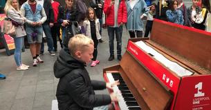 Little Boy Sits At Piano And Performs Medley Of Dance Hits — Huge Crowd Gathers Little Boy Sits At Piano And Performs Medley Of Dance Hits — Huge Crowd Gathers