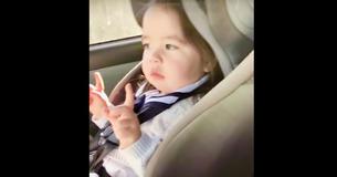 Une petite fille sur la banquette arrière attend impatiemment que le rythme s'accélère dans 'Uptown Funk' avant de se déchaîner. Une petite fille sur la banquette arrière attend impatiemment que le rythme s'accélère dans 'Uptown Funk' avant de se déchaîner.