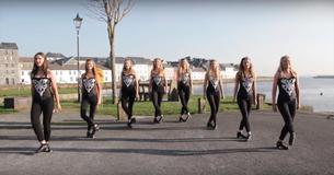 Huit filles font des claquettes et décrochent une place dans le clip d'Ed Sheeran avec une routine exceptionnelle Huit filles font des claquettes et décrochent une place dans le clip d'Ed Sheeran avec une routine exceptionnelle