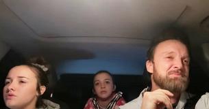 Vader krijgt tranen in zijn ogen terwijl hij dochters lieflijk hoort zingen in de auto Vader krijgt tranen in zijn ogen terwijl hij dochters lieflijk hoort zingen in de auto
