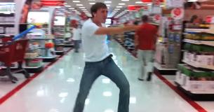 Un hombre hace reír a todo el mundo al bailar Un hombre hace reír a todo el mundo al bailar
