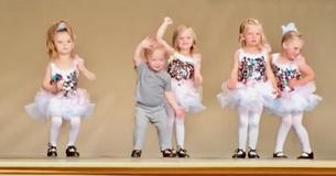 Un jeune garçon interrompt de façon adorable le récital de ballet de sa cousine et fait rire la foule Un jeune garçon interrompt de façon adorable le récital de ballet de sa cousine et fait rire la foule