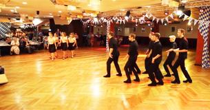 Des groupes de danseurs s'affrontent et surprennent le public avec une performance passionnée sur « Dirty Dancing » Des groupes de danseurs s'affrontent et surprennent le public avec une performance passionnée sur « Dirty Dancing »
