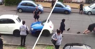 Un voisin têtu obstrue la voiture de sa voisine dans l'allée. Un « dur à cuir » lui réplique de manière appropriée. Un voisin têtu obstrue la voiture de sa voisine dans l'allée. Un « dur à cuir » lui réplique de manière appropriée.