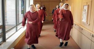 Swingende nonnen in een gesloten klooster dansen een populaire dans 'om mensen op te vrolijken' Swingende nonnen in een gesloten klooster dansen een populaire dans 'om mensen op te vrolijken'
