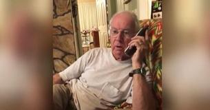 Un grand-père s'amuse à faire fuir une télévendeuse en utilisant sa voix de Donald Duck Un grand-père s'amuse à faire fuir une télévendeuse en utilisant sa voix de Donald Duck