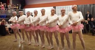 Vaders dansen samen het prachtige ballet 'het zwanenmeer' Vaders dansen samen het prachtige ballet 'het zwanenmeer'