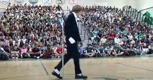Schüchterner Teenager verblüfft das Publikum mit Talent-Show-Auftritt in der Schule Schüchterner Teenager verblüfft das Publikum mit Talent-Show-Auftritt in der Schule