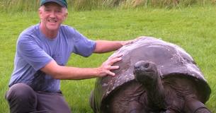189 Jahre alte Schildkröte entspannt sich bei einem warmen Bad 189 Jahre alte Schildkröte entspannt sich bei einem warmen Bad