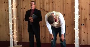 Une mariée fait une performance magnifique en remontant l'allée vers son époux Une mariée fait une performance magnifique en remontant l'allée vers son époux