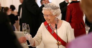 Le personnel du palace dispose d'un protocole ingénieux pour s'assurer que la nourriture de la Reine ne soit pas empoisonnée Le personnel du palace dispose d'un protocole ingénieux pour s'assurer que la nourriture de la Reine ne soit pas empoisonnée