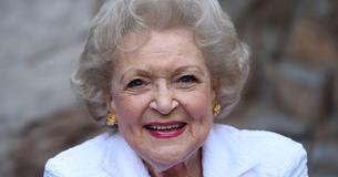 Aos 99 anos, Betty White vive em uma luxuosa mansão na Califórnia Aos 99 anos, Betty White vive em uma luxuosa mansão na Califórnia