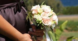 Noiva pergunta se estava errada em pedir que sua madrinha de casamento grávida parasse de segurar a barriga nas fotos Noiva pergunta se estava errada em pedir que sua madrinha de casamento grávida parasse de segurar a barriga nas fotos