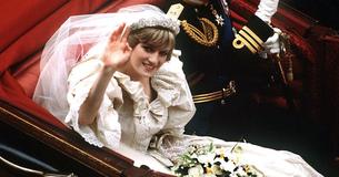 Princess Dianas ikonisches Hochzeitskleid steht derzeit zur (atemberaubenden) Schau im Kensington Palace Princess Dianas ikonisches Hochzeitskleid steht derzeit zur (atemberaubenden) Schau im Kensington Palace