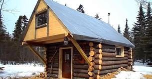 Un homme construit une cabane en rondins dans la forêt tout seul avec 500 $ Un homme construit une cabane en rondins dans la forêt tout seul avec 500 $