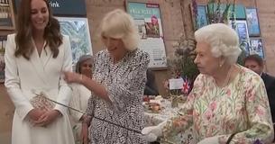 Queen Declines Knife From Her Aide As She Slices Cake With Sword Queen Declines Knife From Her Aide As She Slices Cake With Sword