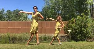 Une mère et sa fille donnent tout ce qu'elles ont dans une chorégraphie de « Footloose » Une mère et sa fille donnent tout ce qu'elles ont dans une chorégraphie de « Footloose »