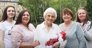 Mom-Of-8 Has 90 Grandchildren In Only UK Family Consisting Of 6 Generations Alive At Same Time Mom-Of-8 Has 90 Grandchildren In Only UK Family Consisting Of 6 Generations Alive At Same Time