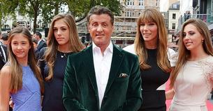 Sylvester Stallones Töchter sehen aus wie Laufsteg-Models bei der Feier zum Highschool-Abschluss von Schwester Scarlet Sylvester Stallones Töchter sehen aus wie Laufsteg-Models bei der Feier zum Highschool-Abschluss von Schwester Scarlet