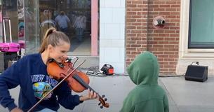 Un petit garçon ne peut s'empêcher de marcher vers une violoniste puis de l'embrasser durant sa performance Un petit garçon ne peut s'empêcher de marcher vers une violoniste puis de l'embrasser durant sa performance