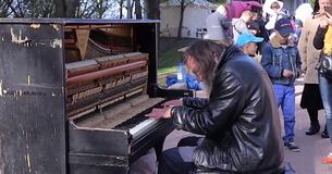 Homeless Man Sits Down At Broken Piano On Sidewalk— Bystanders Had To Stop To Listen Homeless Man Sits Down At Broken Piano On Sidewalk— Bystanders Had To Stop To Listen