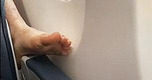 Un homme félicité pour sa réponse pragmatique au passager d'un avion reposant ses pieds nus sur son siège Un homme félicité pour sa réponse pragmatique au passager d'un avion reposant ses pieds nus sur son siège