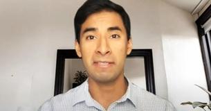 Man Pays Tribute To His Farmworker Parents After Graduating From Medical School Man Pays Tribute To His Farmworker Parents After Graduating From Medical School