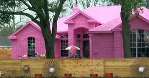 Un homme peint sa maison de rêve en rose Pepto-Bismol et ses voisins mécontents ne peuvent rien y faire Un homme peint sa maison de rêve en rose Pepto-Bismol et ses voisins mécontents ne peuvent rien y faire