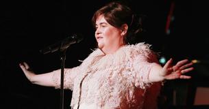 Susan Boyle verblüfft die Öffentlichkeit mit ihrer wundervollen Darbietung von 'Unchained Melody' Susan Boyle verblüfft die Öffentlichkeit mit ihrer wundervollen Darbietung von 'Unchained Melody'