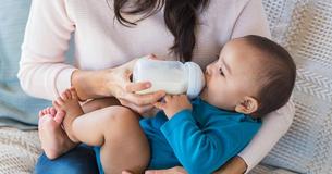 Frau bittet ihre Schwester zu babysitten, weil Frau bittet ihre Schwester zu babysitten, weil