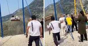 Des images à couper le souffle nous montrent le moment où deux femmes sont projetées de la balançoire au bord d'une falaise de 6 300 pieds - Elles ont toutes deux miraculeusement survécu. Des images à couper le souffle nous montrent le moment où deux femmes sont projetées de la balançoire au bord d'une falaise de 6 300 pieds - Elles ont toutes deux miraculeusement survécu.