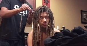 Un adolescente se corta las rastas después de nueve años y se somete a una gran transformación Un adolescente se corta las rastas después de nueve años y se somete a una gran transformación