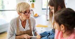 Casal corta laços com os pais do homem depois que eles não respeitaram seus desejos enquanto cuidavam da neta Casal corta laços com os pais do homem depois que eles não respeitaram seus desejos enquanto cuidavam da neta