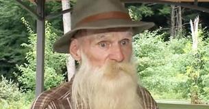 Un hombre de 81 años se ve obligado a abandonar el bosque después de haber vivido en una cabaña Un hombre de 81 años se ve obligado a abandonar el bosque después de haber vivido en una cabaña