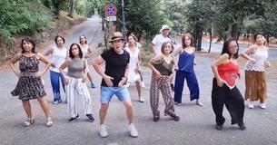 Bailarines mayores se sueltan con movimientos de la vieja escuela al ritmo de un clásico de los Bee Gees Bailarines mayores se sueltan con movimientos de la vieja escuela al ritmo de un clásico de los Bee Gees