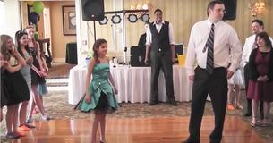 Un padre tímido y reacio a bailar con su hija sorprendió a la multitud con sus movimientos Un padre tímido y reacio a bailar con su hija sorprendió a la multitud con sus movimientos